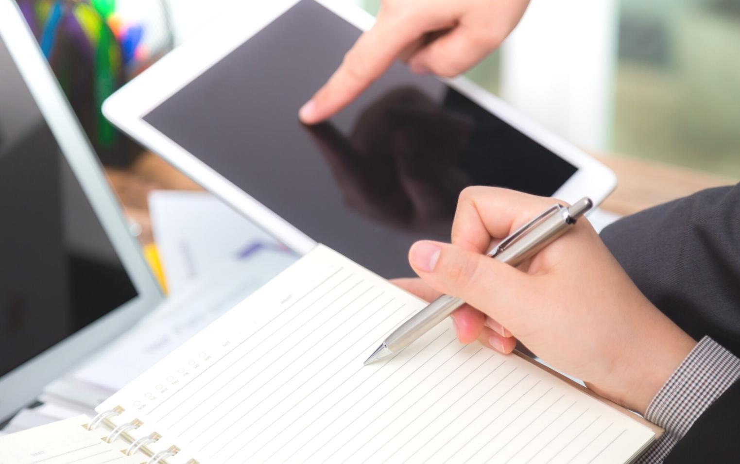 Tim analis keuangan sedang menganalisis data profitabilitas perusahaan dengan grafik dan laporan keuangan